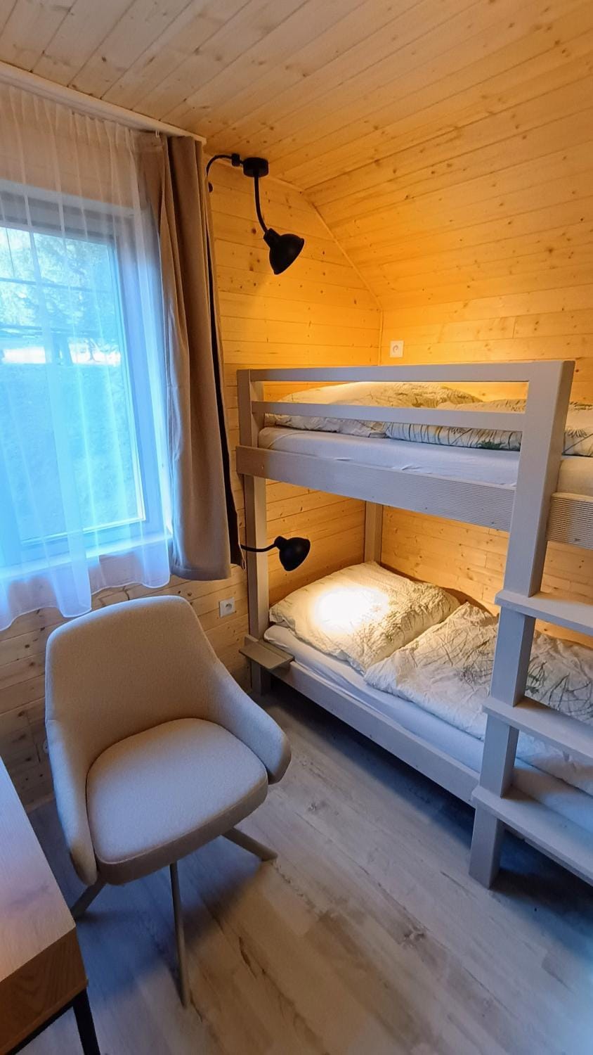 Bedroom, bunk bed