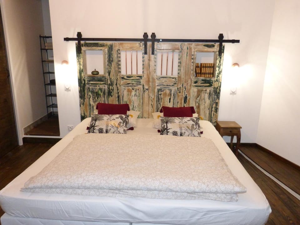 Photo of the whole room, Decorative detail, Bedroom