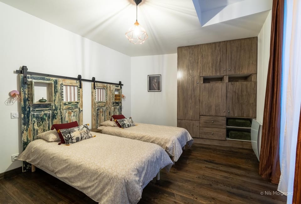 Bed, Photo of the whole room, Decorative detail, Bedroom