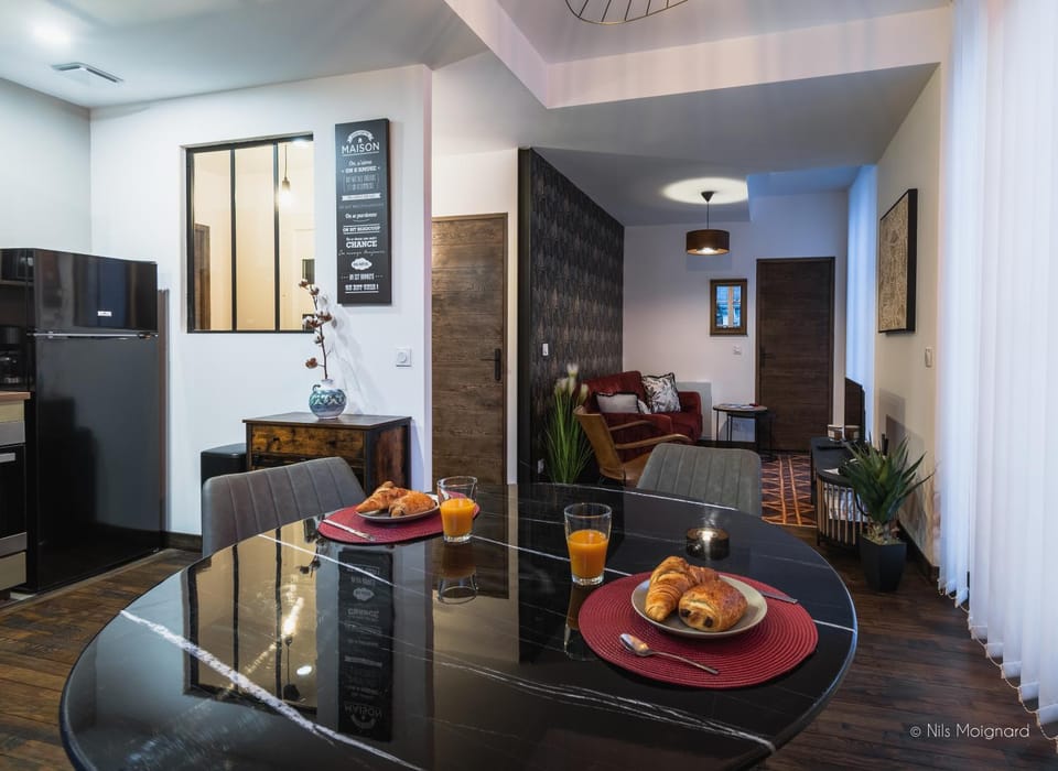 TV and multimedia, Kitchen or kitchenette, Living room, Decorative detail, Dining area