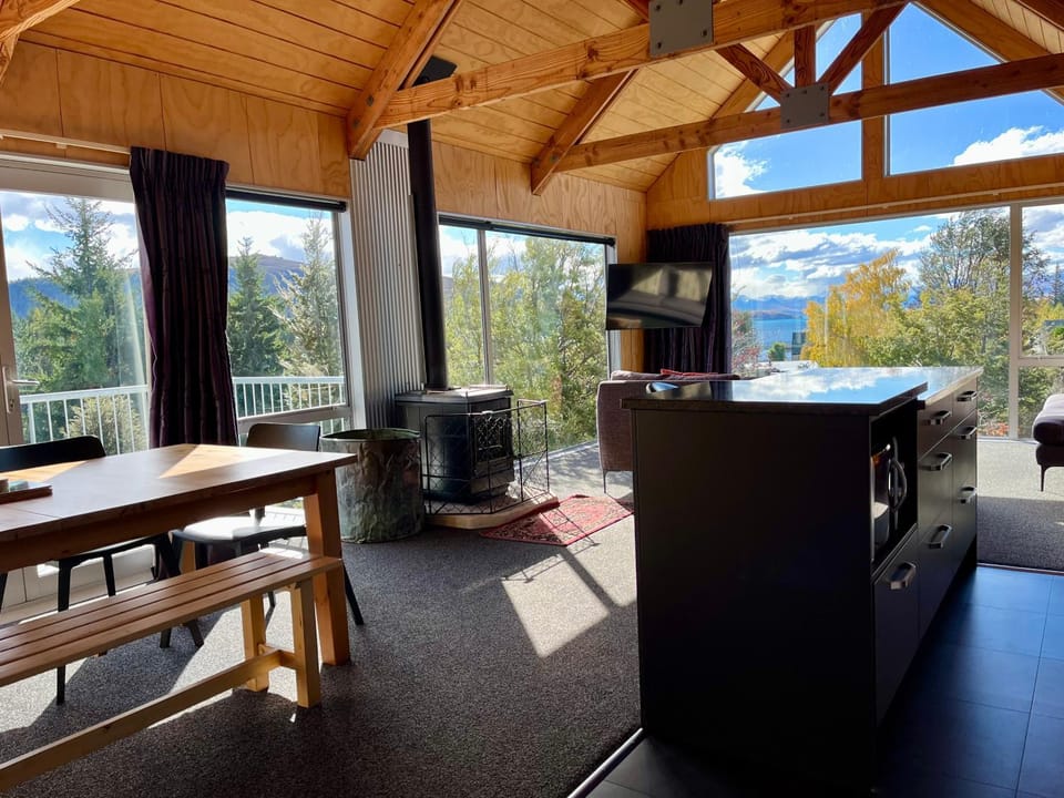 Seating area, Dining area, Mountain view, fireplace