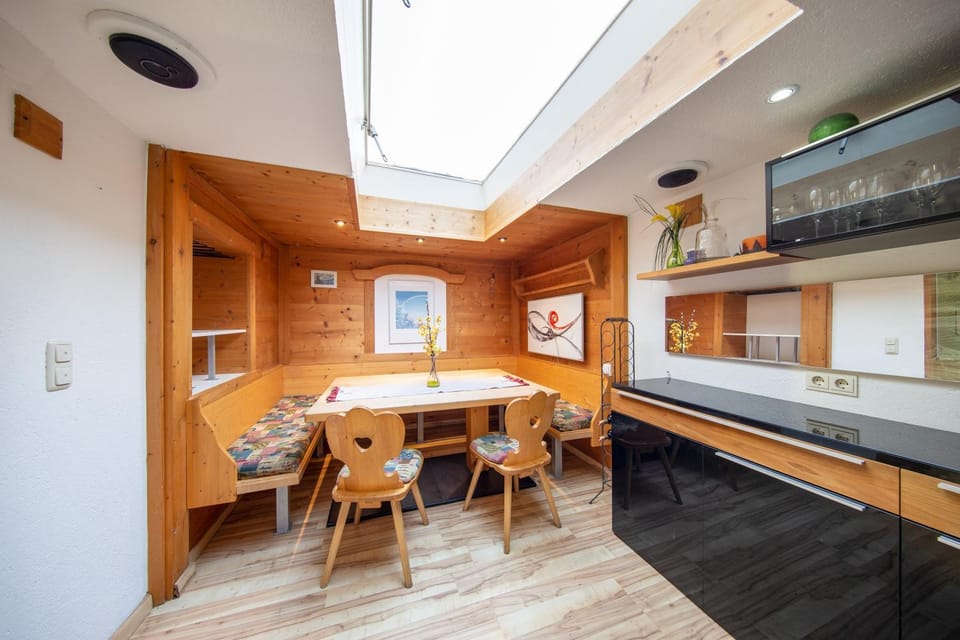 Kitchen or kitchenette, Dining area, stove