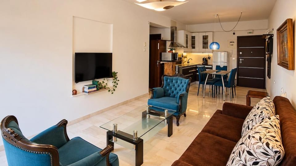 TV and multimedia, Kitchen or kitchenette, Living room, Seating area, Dining area, oven