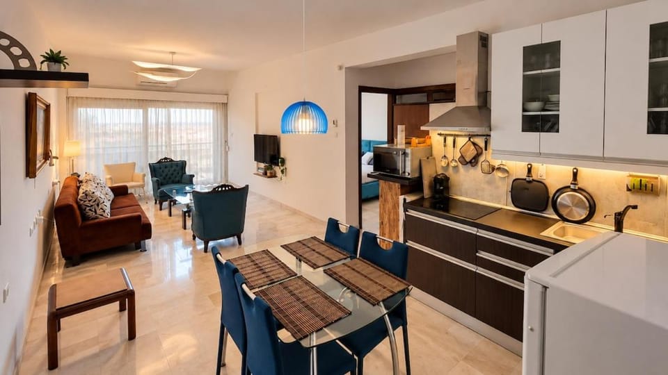 Kitchen or kitchenette, Living room, Seating area, Dining area, oven, stove