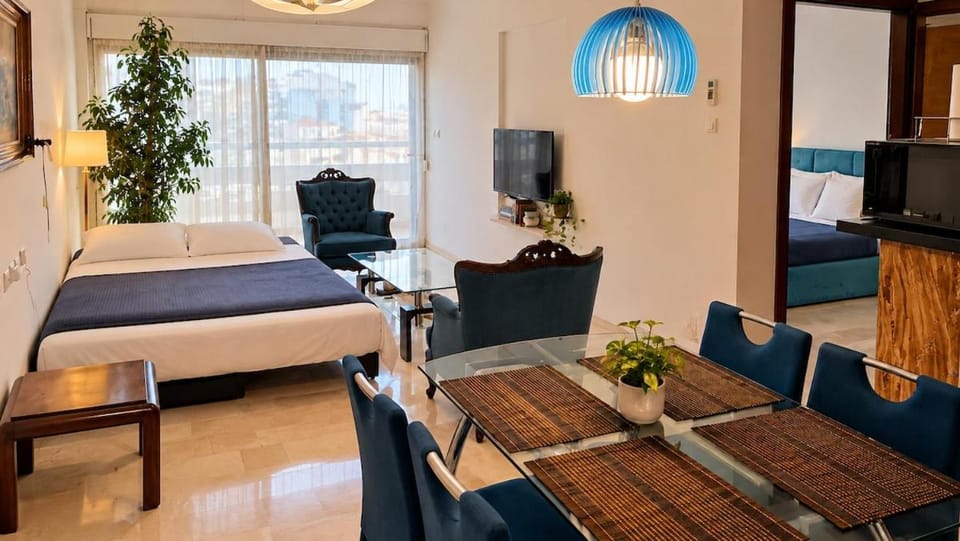 Bed, TV and multimedia, Living room, Photo of the whole room, Seating area, Dining area, Bedroom