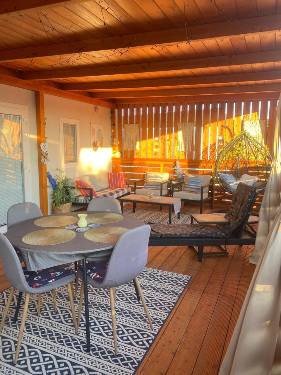 Seating area, Dining area
