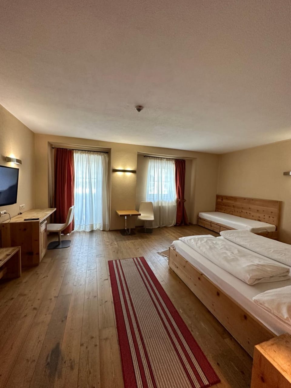 Bed, TV and multimedia, Bedroom