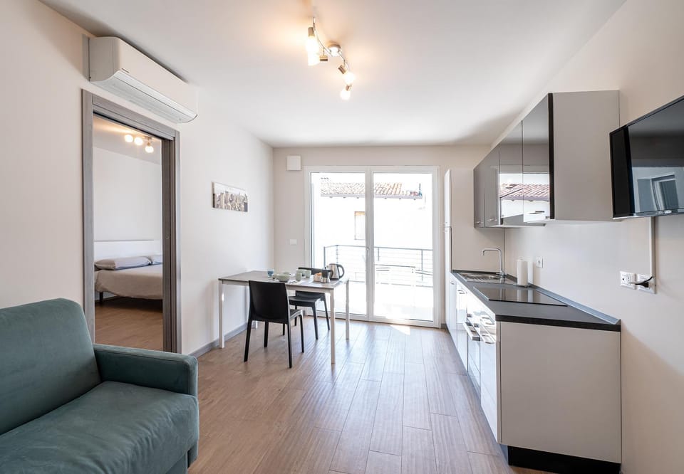 Kitchen or kitchenette, Dining area, stove