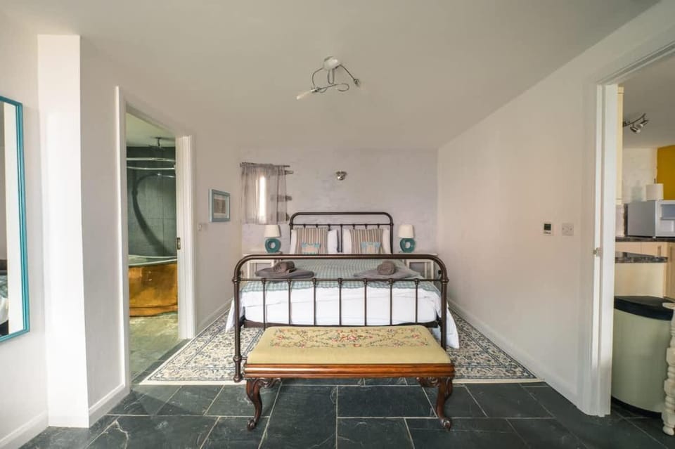 St Davids Hideaway with Roll-top Bath & Log Burner House in Saint Davids