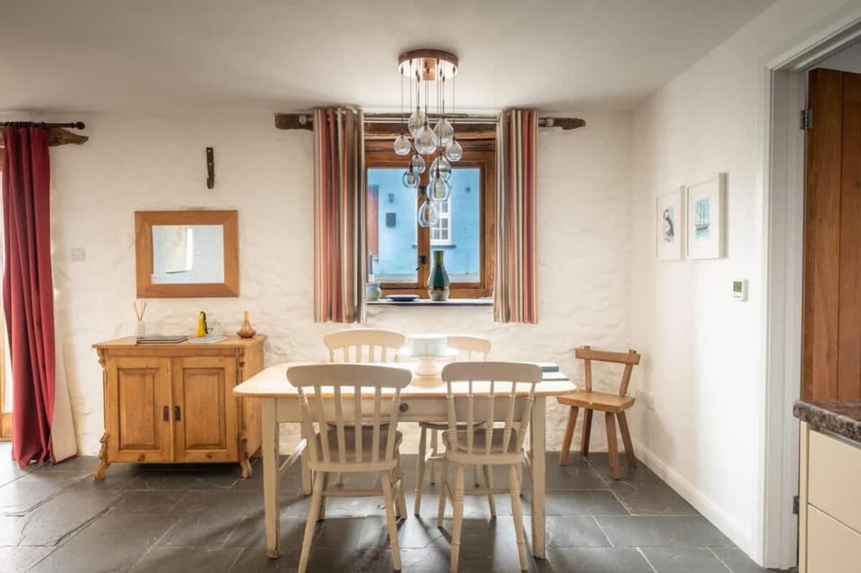 St Davids Hideaway with Roll-top Bath & Log Burner House in Saint Davids