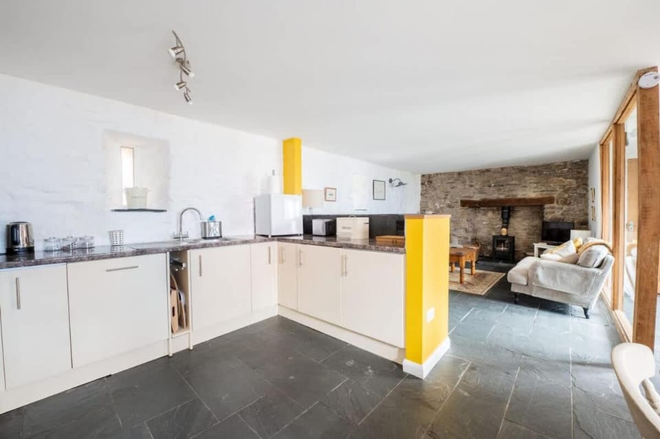 St Davids Hideaway with Roll-top Bath & Log Burner House in Saint Davids