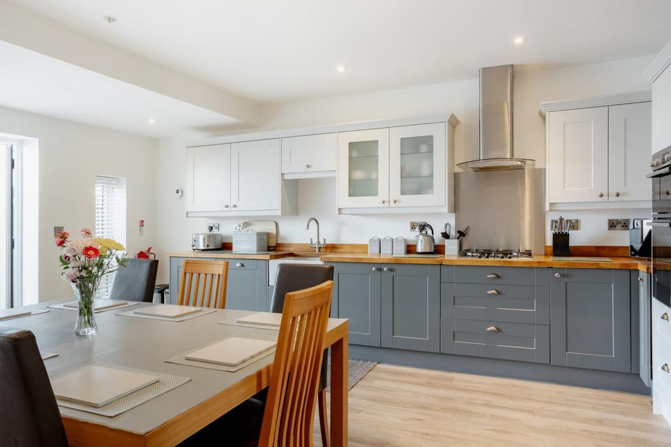 Kitchen or kitchenette, Dining area, dishwasher, minibar, pet friendly