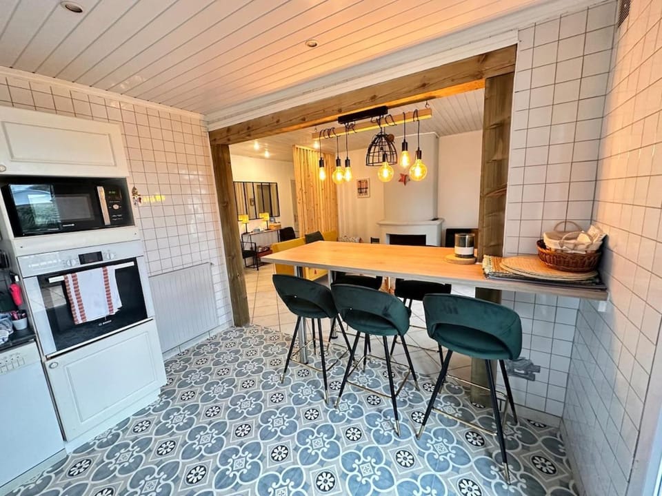 Dining area, oven, stove