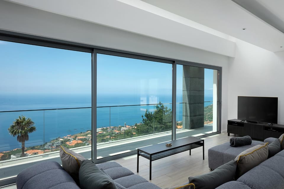 Communal lounge/ TV room, Natural landscape, TV and multimedia, View (from property/room), Balcony/Terrace, Living room, Seating area, Sea view