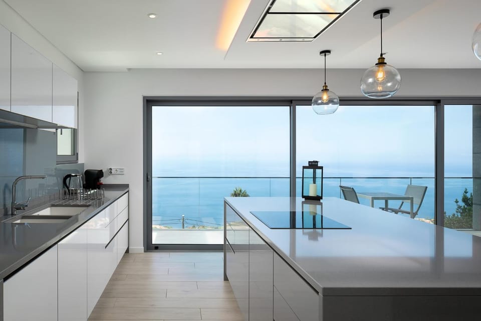 Kitchen or kitchenette, Dining area, Sea view, minibar, pet friendly, stove
