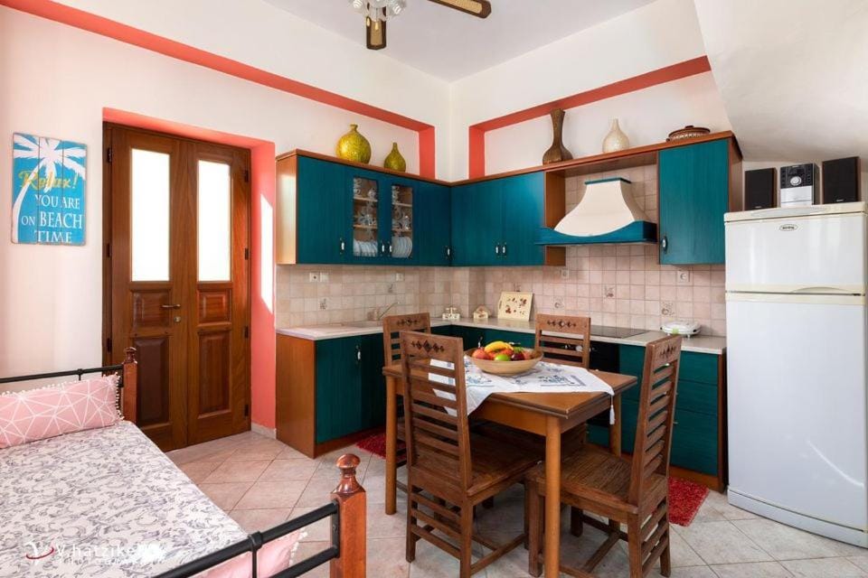 Kitchen or kitchenette, Seating area, Dining area, oven, stove