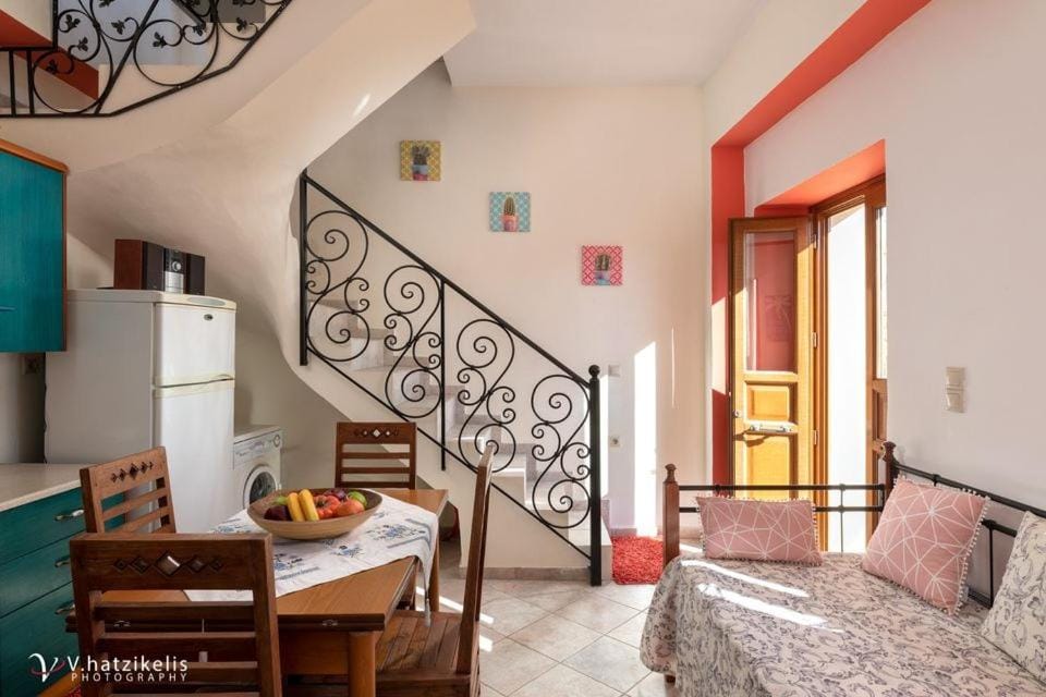 Seating area, Dining area