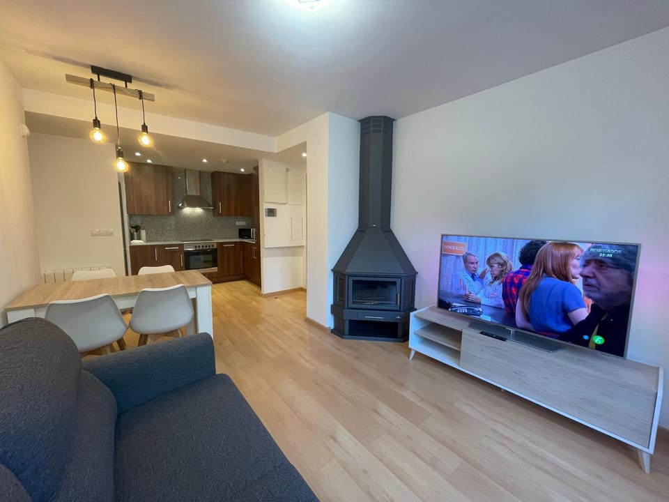 TV and multimedia, Kitchen or kitchenette, Living room, Photo of the whole room, Seating area, Dining area, flat iron