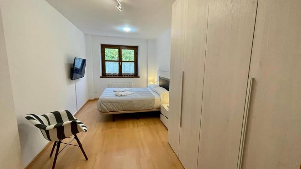 Bed, TV and multimedia, Photo of the whole room, Bedroom, hair dresser, wardrobe