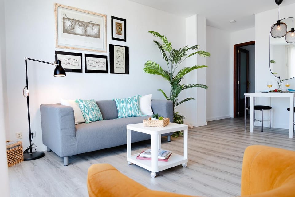 Communal lounge/ TV room, View (from property/room), Dining area, Sea view