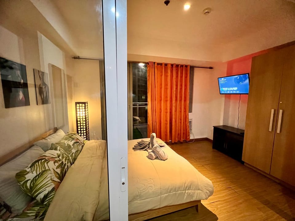 Azure Pool View with Balcony, WiFi and Netflix Apartment hotel in Paranaque
