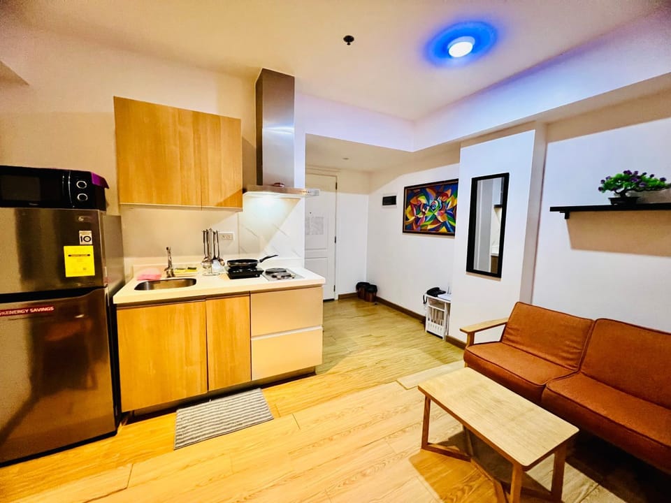 Azure Pool View with Balcony, WiFi and Netflix Apartment hotel in Paranaque