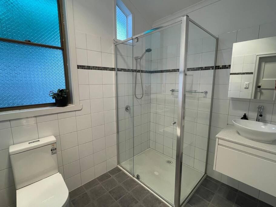 Shower, Toilet