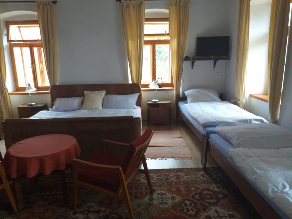 Bed, TV and multimedia, Photo of the whole room, Bedroom