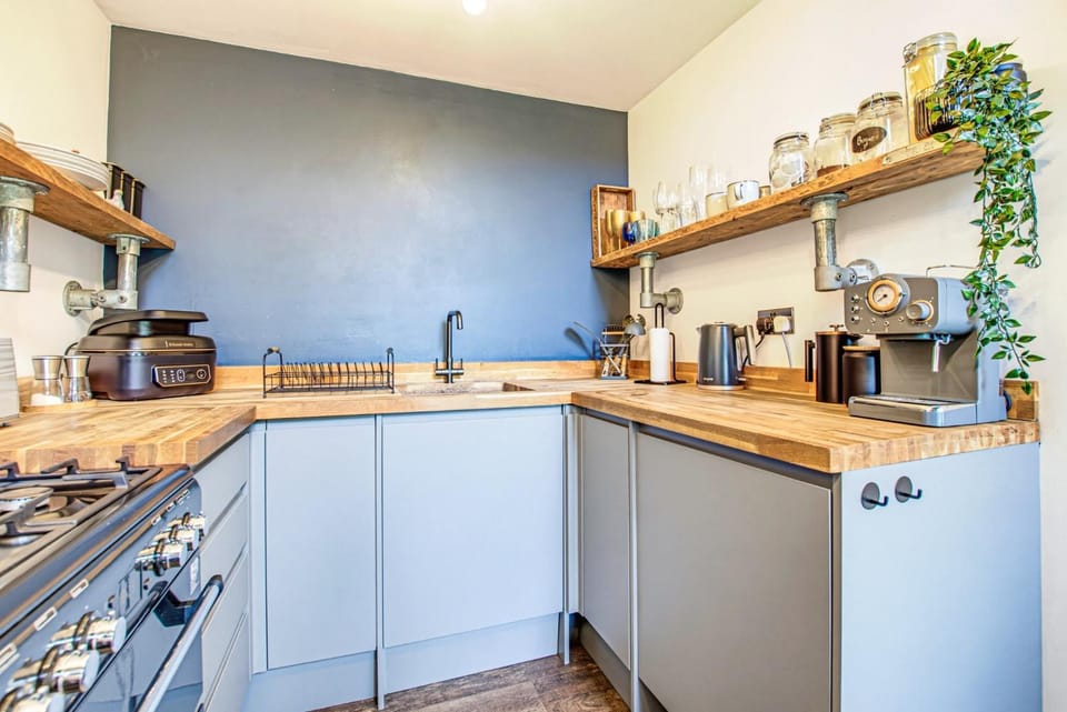Haybarn, Hot tub and outdoor kitchen, New Forest House in Ringwood