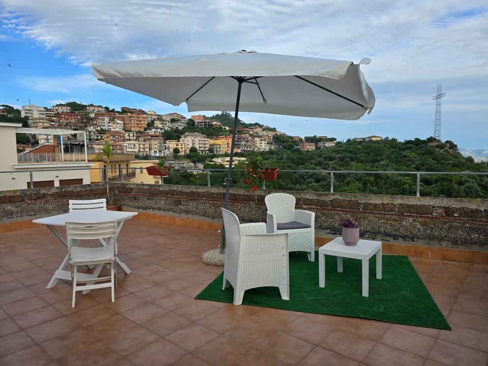View (from property/room), Balcony/Terrace, City view