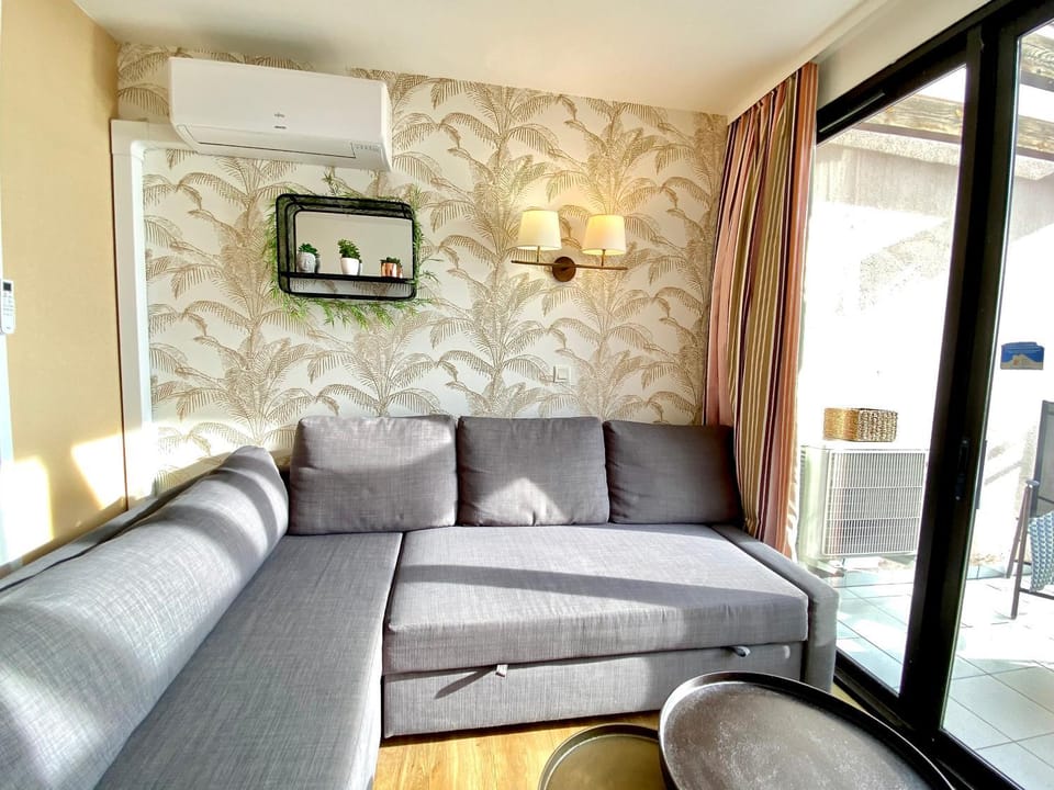 Living room, air conditioner