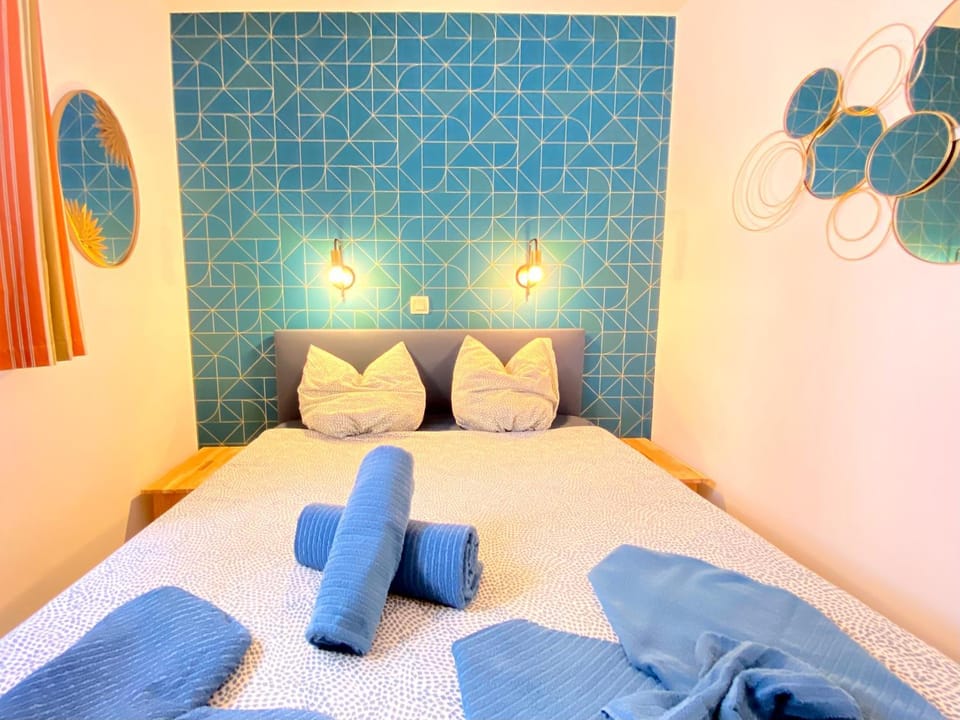 Bed, Photo of the whole room, Bedroom, towels