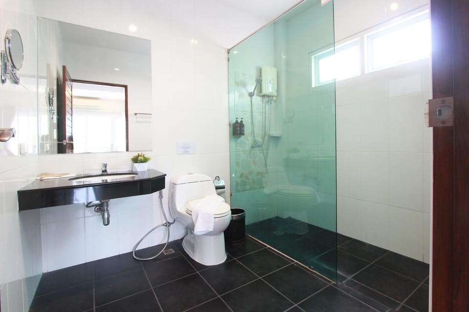 Shower, Toilet, Bathroom, towels