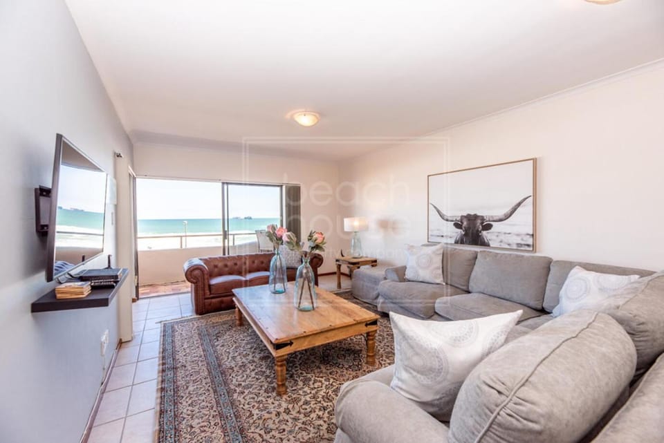 Communal lounge/ TV room, TV and multimedia, Living room, Seating area, Sea view