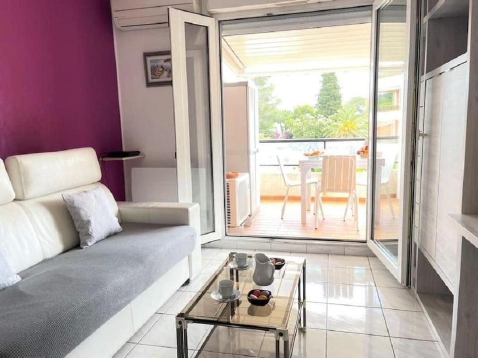 Appartement "La Détente" St Raphaël, au calme, vue piscine, climatisé Apartment in Saint-Raphael