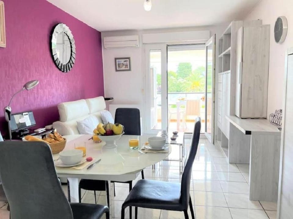Appartement "La Détente" St Raphaël, au calme, vue piscine, climatisé Apartment in Saint-Raphael