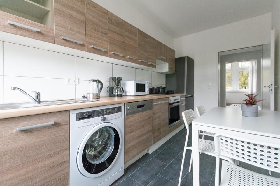 Coffee/tea facilities, dishwasher, minibar, stove, washing machine