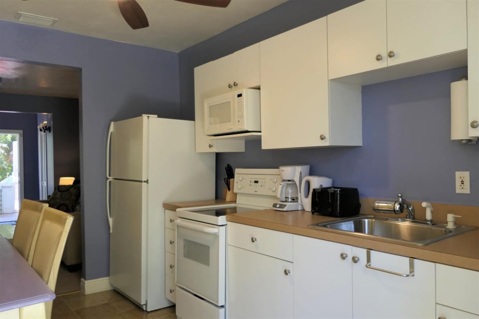Kitchen or kitchenette, Dining area, minibar, pet friendly, toaster