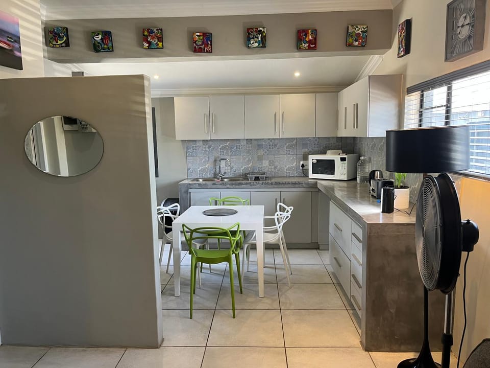 Kitchen or kitchenette, Dining area, oven, stove, toaster
