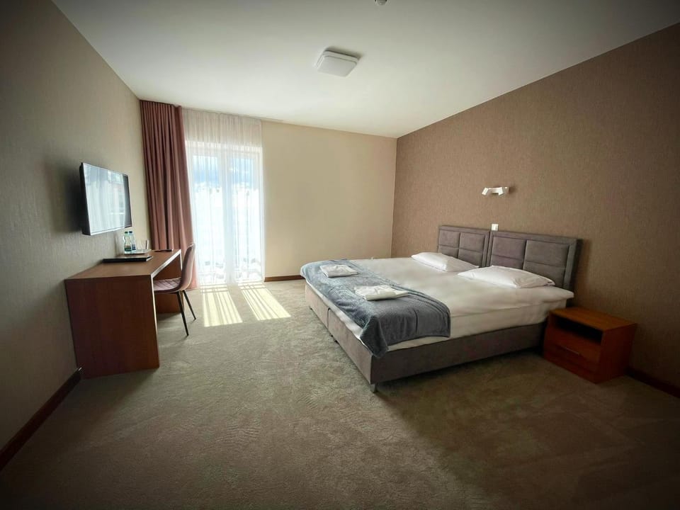 Bed, TV and multimedia, Photo of the whole room, hair dresser