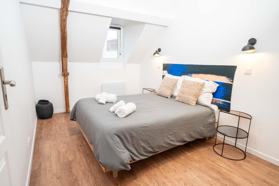 Bed, Photo of the whole room, Bedroom