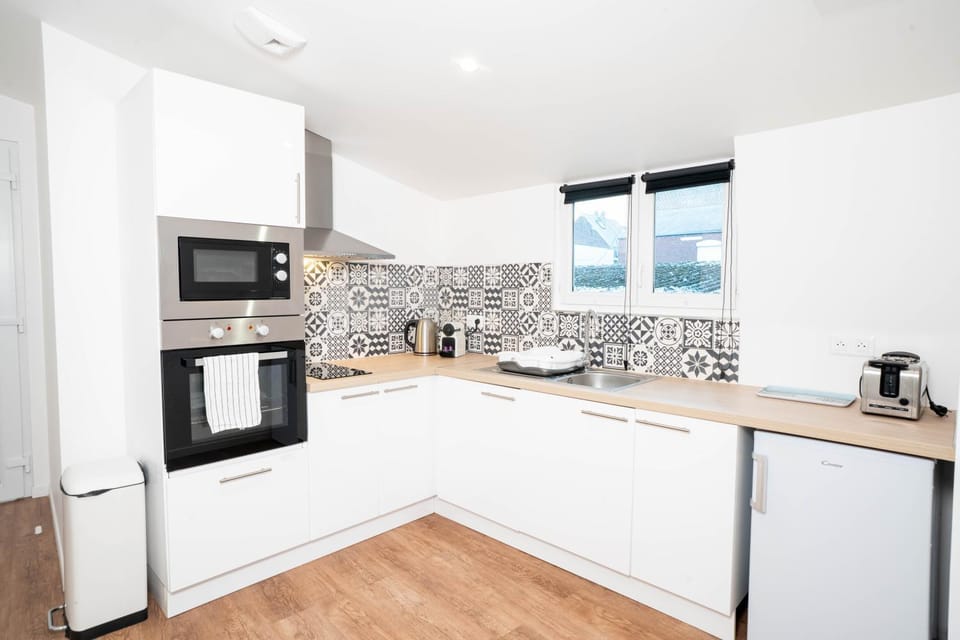 Coffee/tea facilities, Kitchen or kitchenette, oven, stove, toaster