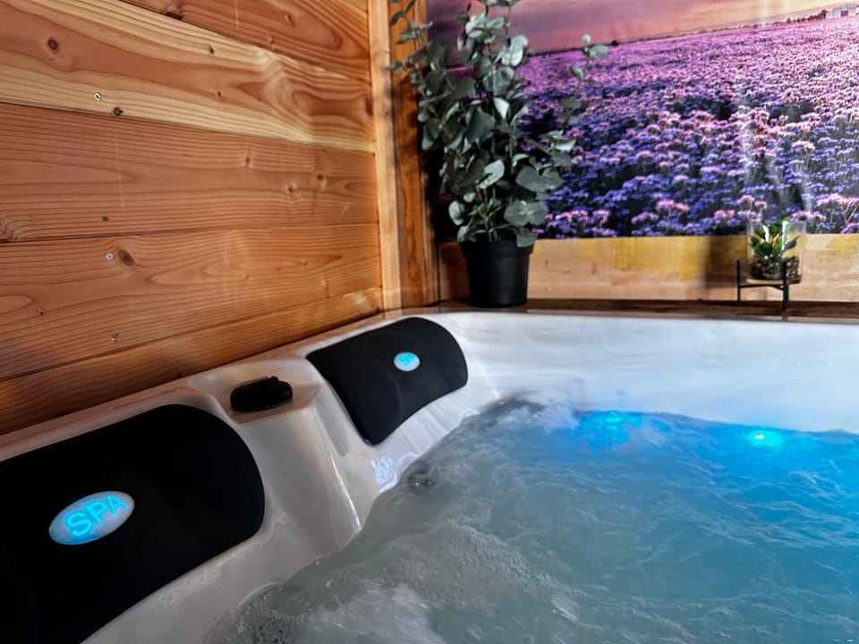 Hot Tub, Spa and wellness centre/facilities