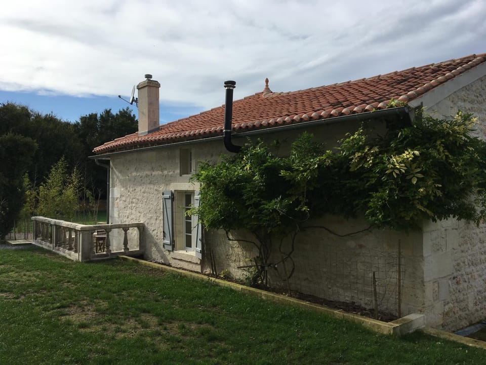 Swallows, Beautiful gite in the grounds of Chateau Beauvoir House in Nouvelle-Aquitaine