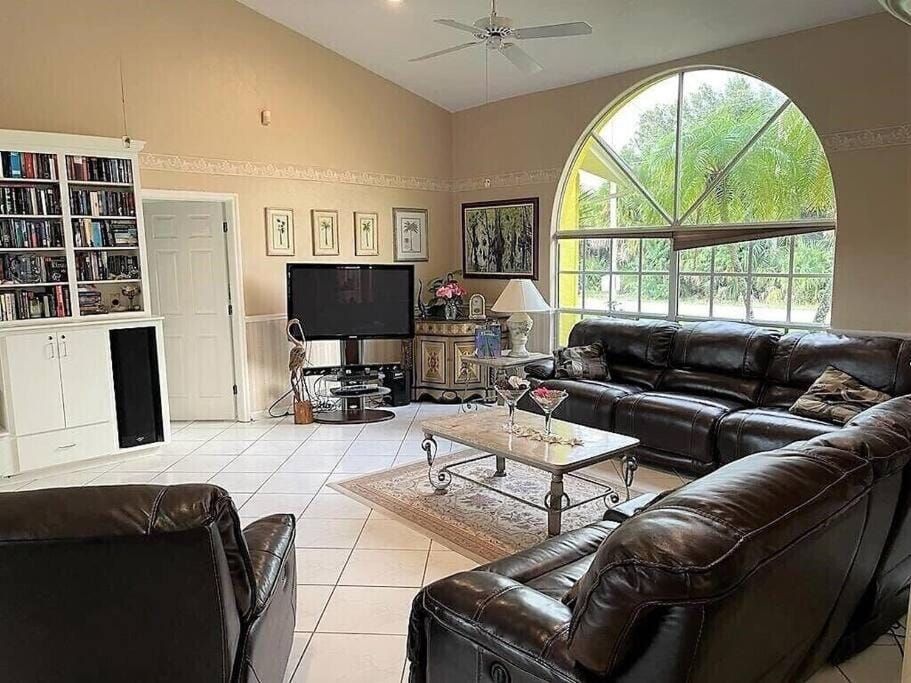 The Yellow Home amazing lake view House in Lehigh Acres