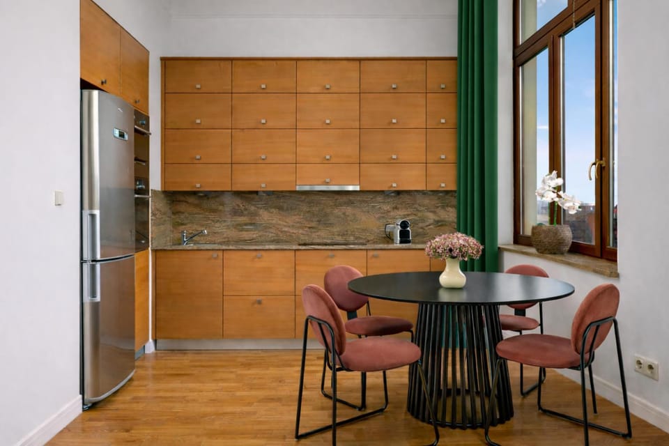Kitchen or kitchenette, Dining area