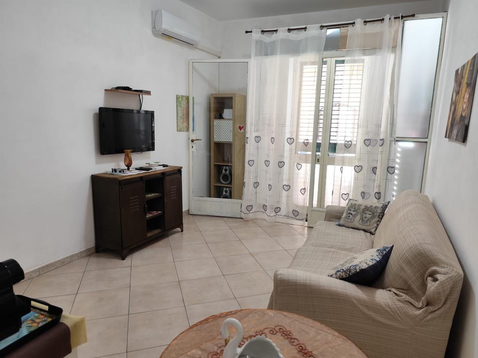 Living room, Seating area, Evening entertainment, air conditioner