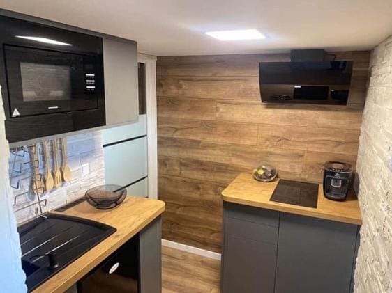 Coffee/tea facilities, Kitchen or kitchenette, oven, stove