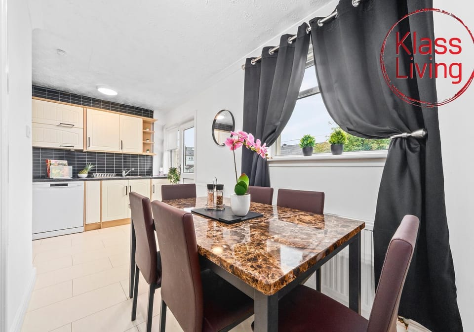 Decorative detail, Seating area, Dining area, Guests, group of guests, Family