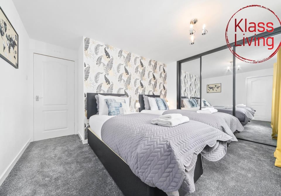 Bed, Decorative detail, Bedroom, Guests, group of guests, cot, Family